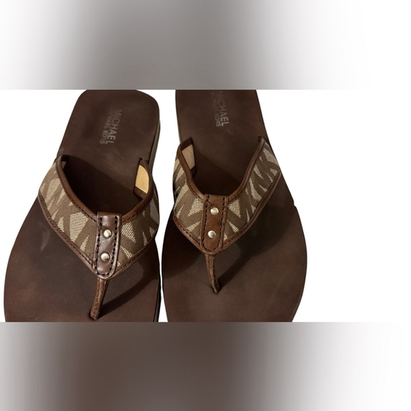 ⭐️Michael Kors Brown Flip Flops Sandals - Picture 2 of 5